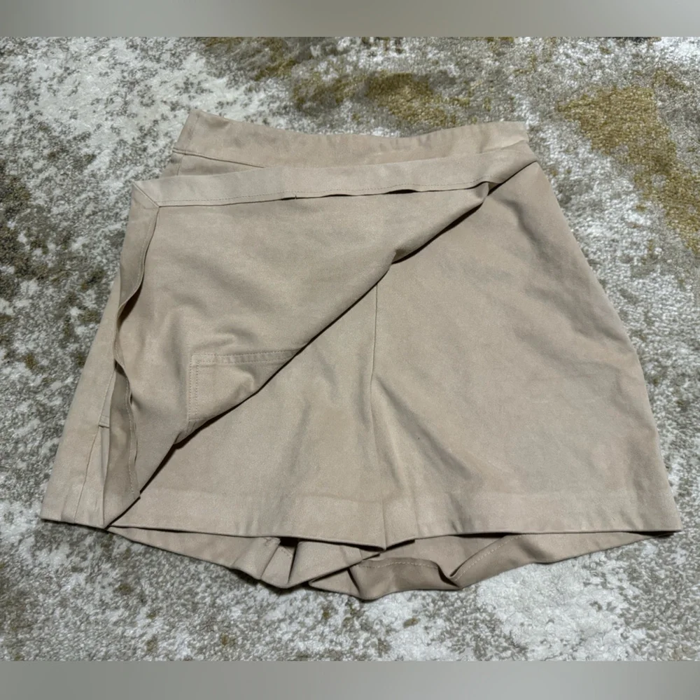 Zara beige faux suede skort with one pocket detail